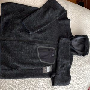 Men’s zip up hooded Mountain Hardware jacket!